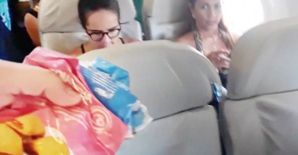 Paraguayito ofreció caramelo y chipa en avión