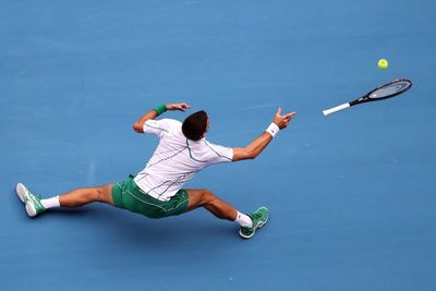 Djokovic se pasea y Federer sufre