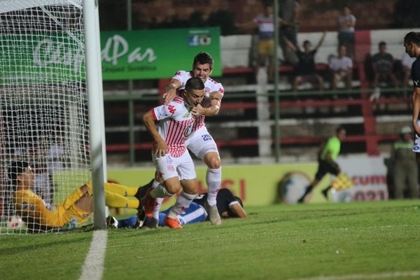 El Rayadito se hace fuerte en casa