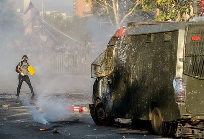 La revuelta social continúa en Chile con potente manifestación en Santiago
