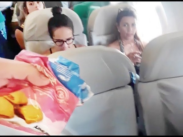 PARAGUAYITO OFRECIÓ CARAMELO Y CHIPA EN AVIÓN