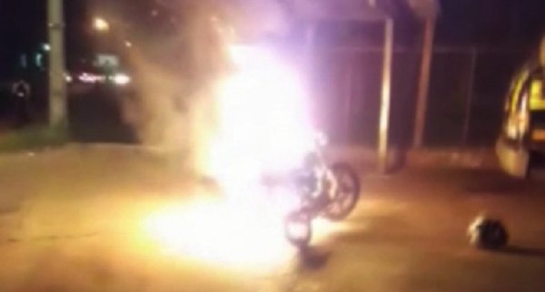 Prendió fuego su moto para que no la lleven al corralón | Noticias Paraguay