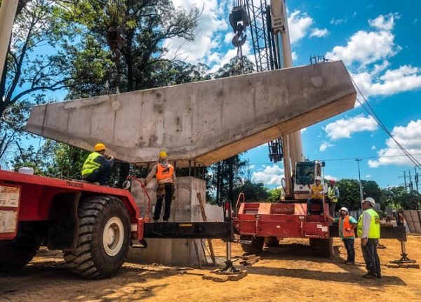 Montan primer dintel del viaducto del Corredor Vial Botánico