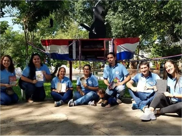 Inauguran en San Antonio biblioteca callejera con forma de canoa