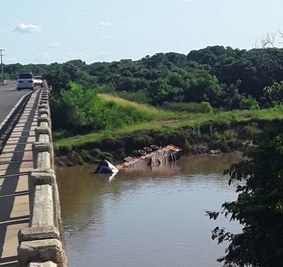 Camión de gran porte cae al río Aquidabán - Nacionales - ABC Color