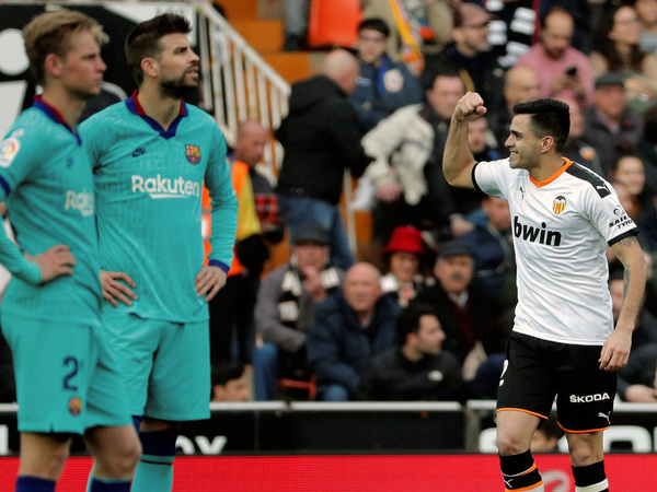 Valencia derrota a Barcelona en Mestalla, trece años después