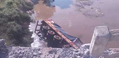 Un camión de carga cae al río Aquidabán
