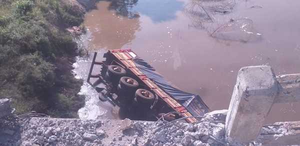 Un camión de carga cae al río Aquidabán