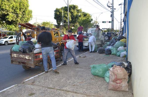 San Antonio: vecinos llevan su basura a la municipalidad - Nacionales - ABC Color