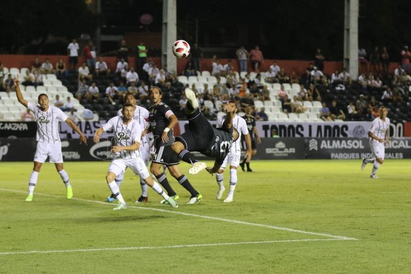 Un clásico blanco y negro con total igualdad en Tuyucuá