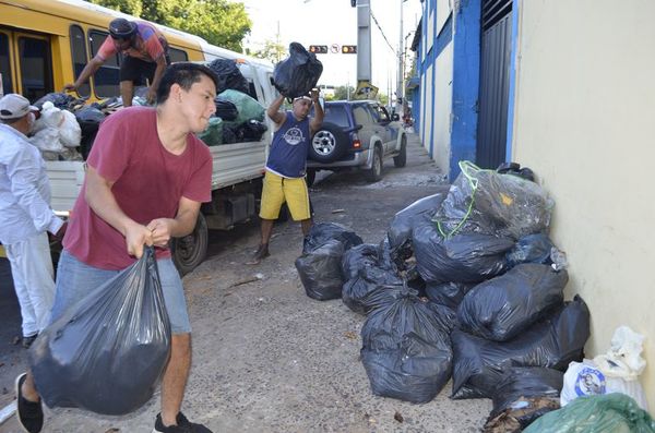 San Antonio: vecinos protestaron llevando su basura a la Municipalidad