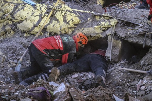 Turquía busca sobrevivientes, confirma 35 muertos en sismo | .::Agencia IP::.