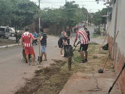 Dengue: Vecinos realizan minga ambiental en barrio Roberto L. Petit