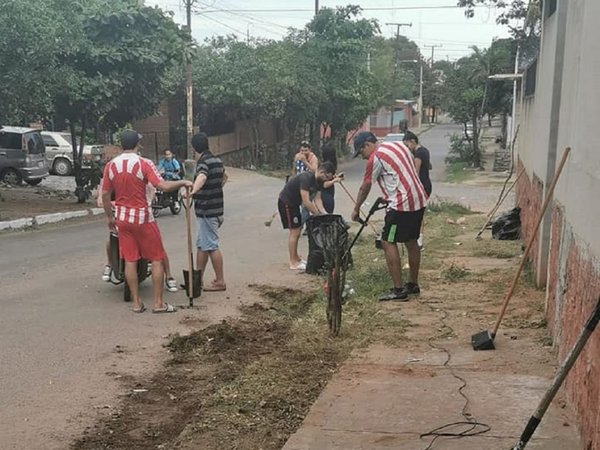 Dengue: Vecinos realizan minga ambiental en barrio Roberto L. Petit