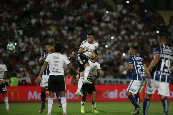 River toma la punta de la Superliga y Robert Rojas maravilla a todos
