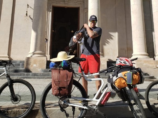 Paraguayo inicia recorrido por Sudamérica en bicicleta