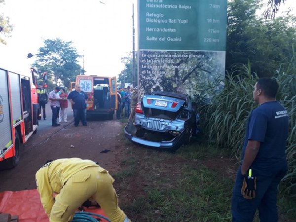 Conductor fallece al chocar contra un cartel de hormigón