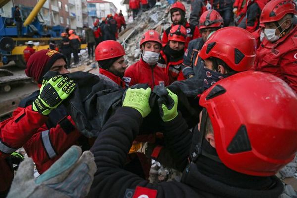 Aumentan a 35 los muertos por el terremoto en Turquía - Mundo - ABC Color