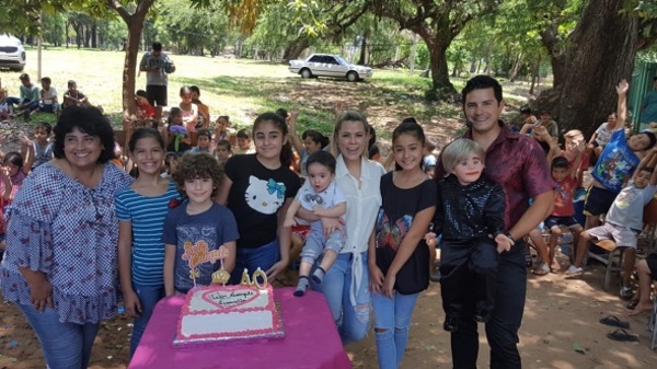 Con tallarinada y juguetes, Lizarella Valiente celebró su cumpleaños en la Chacarita