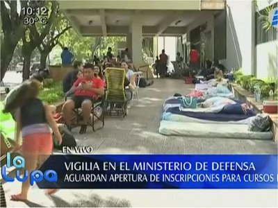 Jóvenes realizan vigilia para estudiar inglés en Ministerio de Defensa