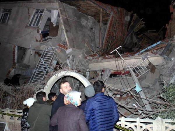 Suben a 35 los muertos por el terremoto en Turquía