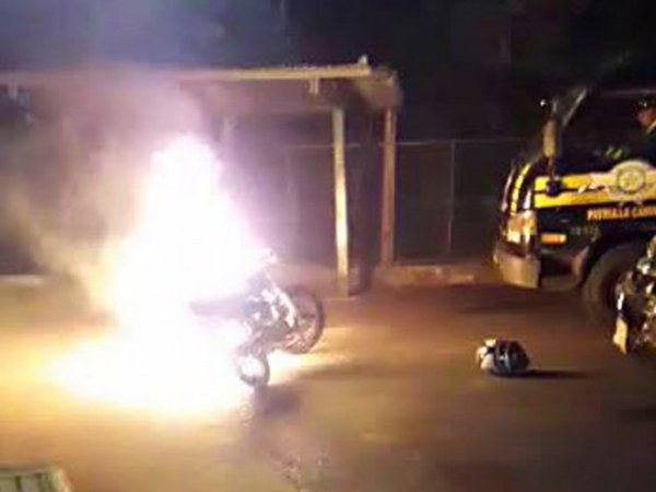 Cayó en alcotest y de rabia quemó su moto