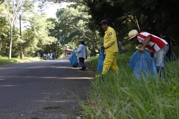 Celebran día de la Educación Ambiental con limpieza contra el dengue | .::Agencia IP::.