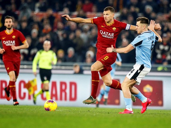 Roma corta la racha del Lazio en el derbi de la capital