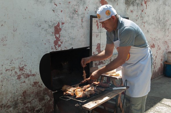 Un reo que busca reinsertarse vendiendo “asadito” en Tacumbú - ADN Paraguayo