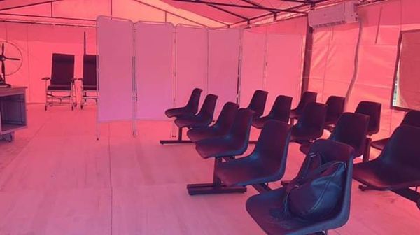 Habilitan carpa climatizada para pacientes con síntomas de dengue