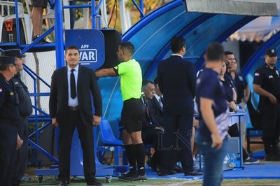 Por una mano, el VAR interviene para anular un gol a Sol de América