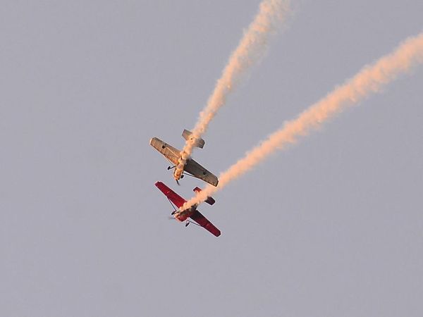 Pilotos se lucen con piruetas aéreas en espectáculo distinto a la costanera - Nacionales - ABC Color
