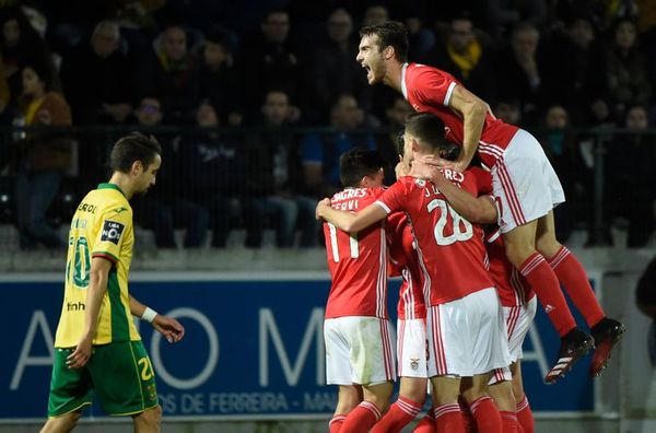 Benfica afianza su liderato - Fútbol - ABC Color