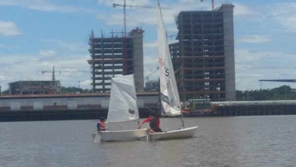 Con el viento a favor en la bahía asuncena