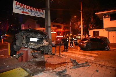 Conductor chocó a conocidos de un jugador de Cerro y se dio a la fuga - Nacionales - ABC Color