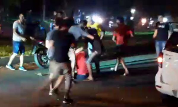 Motociclistas agreden a golpes a un conductor - Judiciales y Policiales - ABC Color