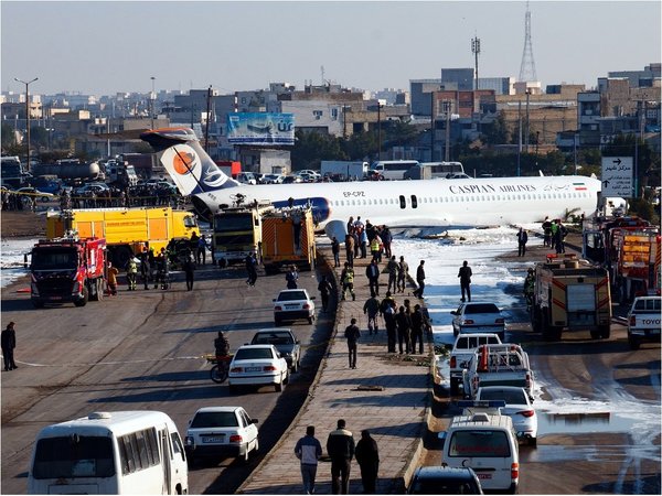 Avión se sale de la pista al aterrizar y termina en una autopista