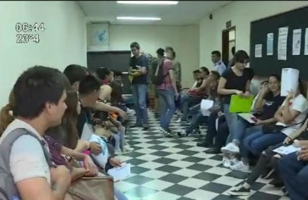 Filas en el Ministerio de Defensa Nacional por un lugar para estudiar idiomas - SNT