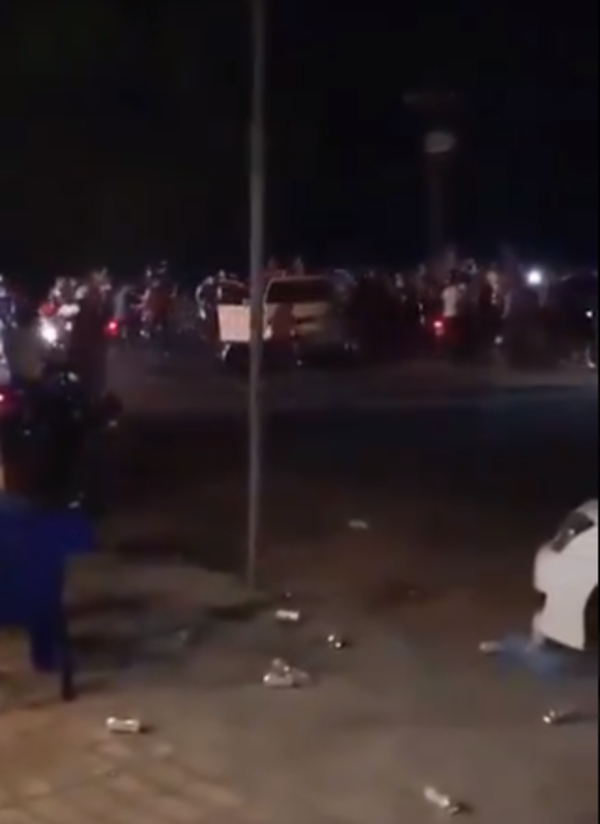 Chocó, quedó para asistir al herido, pero fue golpeado por una turba de motociclistas