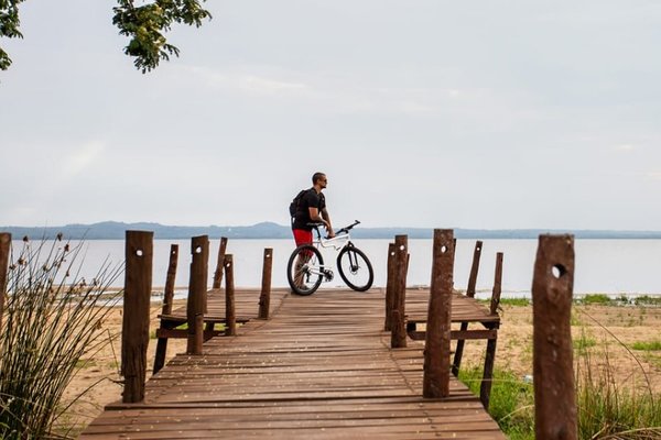 Paraguayo inicia viaje en bicicleta por 8 países de Latinoamérica