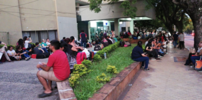 HOY / Forman fila hace cuatro días para poder estudiar inglés