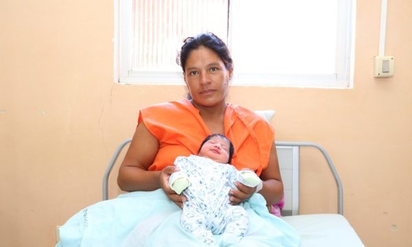 Mujer rescatada de asentamiento dio a luz a una beba