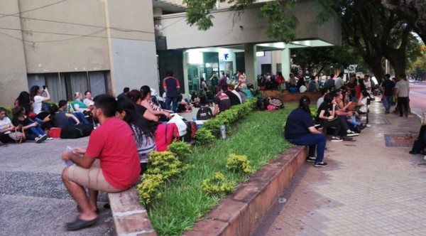 Forman fila hace cuatro días para poder estudiar inglés