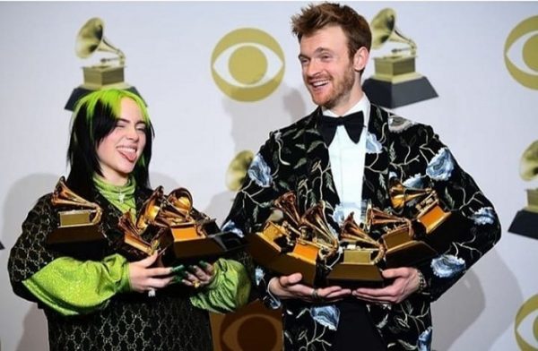 Artista de 18 años se queda con los cuatro principales premios Grammy