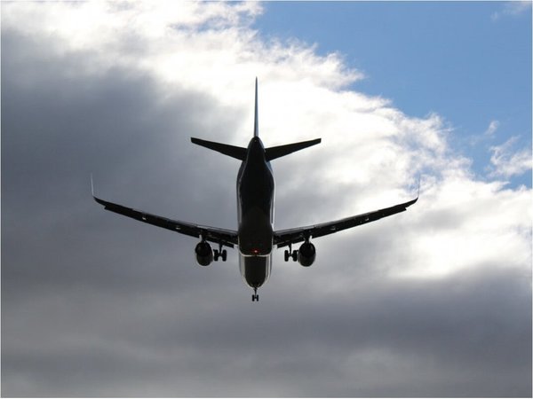Un avión de pasajeros se estrella en Afganistán y no deja supervivientes