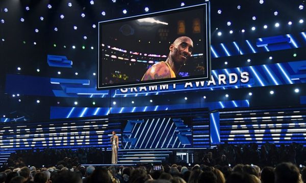 Rinden homenaje a Kobe Bryant durante los Grammy Awards 2020