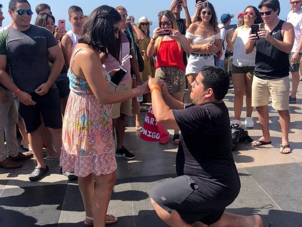 Le sorprendió con el anillo frente al Cristo Redentor