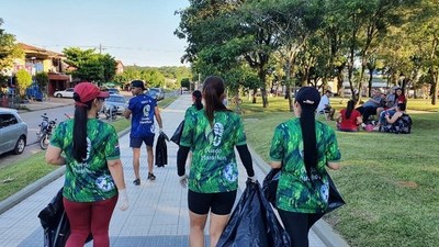Trotar y recoger basuras: nueva tendencia entre corredores que ayuda a eliminar criaderos del transmisor del dengue - ADN Paraguayo
