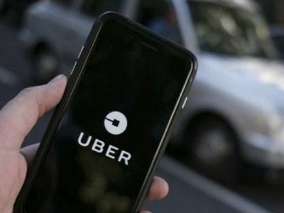 Trans denuncian que un uber no les quiso alzar
