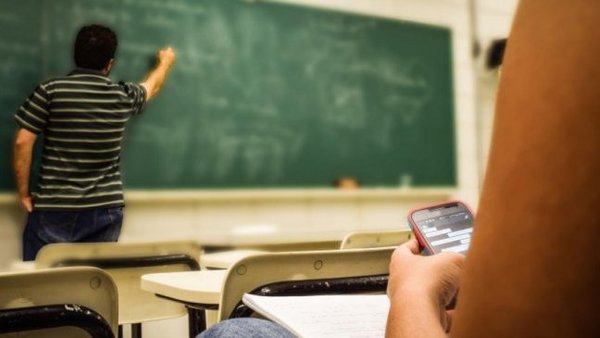 Tarjeta roja para celus en los colegios